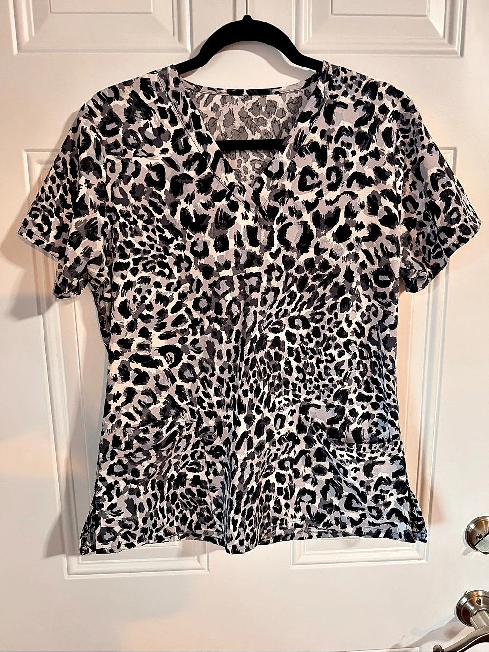 Women's 2-Pocket V-Neck Print Scrub Top Medium